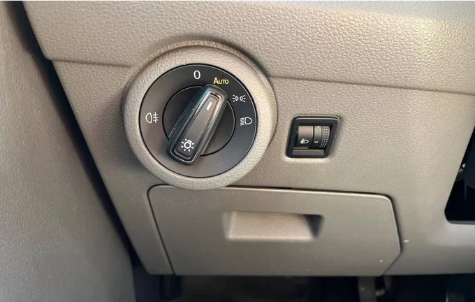 VOLKSWAGEN UTILITAIRES TRANSPORTER 6.1 VAN L1H1 2.0 TDI 150 BVM6 extérieur trois quart avant droit 105883