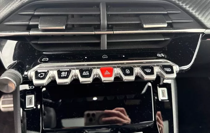PEUGEOT 2008 Hybrid 145 e-DCS6 GT photo 14 2125868