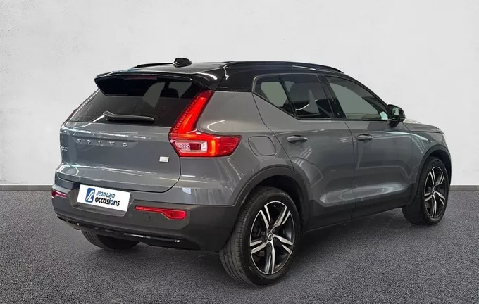 VOLVO XC40 T5 Recharge 180+82 ch DCT7 R-Design extérieur trois quart arrière droit 2129222