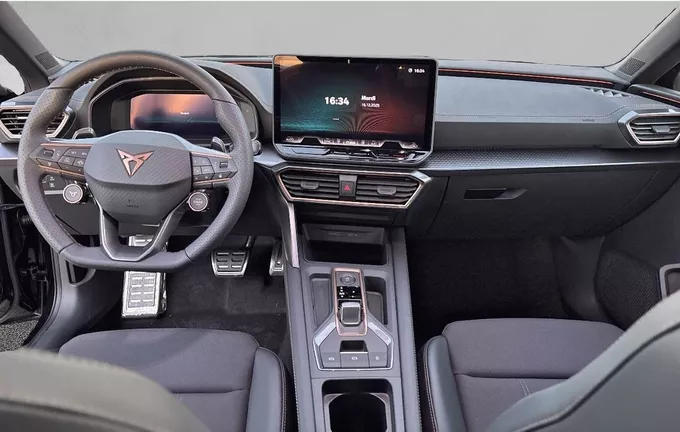 CUPRA LEON Sportstourer 1.5 eTSI Hybrid 150 ch DSG7 V extérieur trois quart avant droit 0450