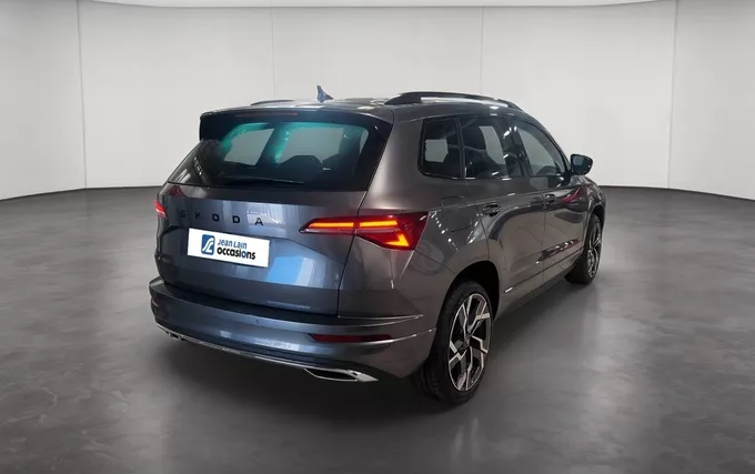 SKODA KAROQ 1.5 TSI Evo 2 150 ch ACT DSG7 Sportline extérieur trois quart arrière droit 2132220