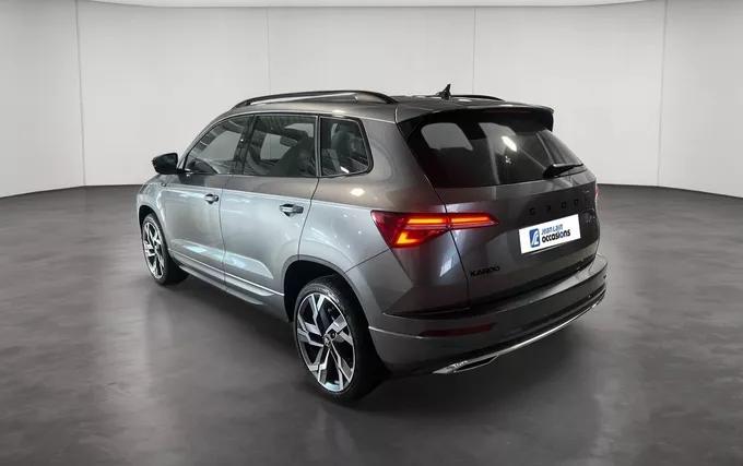 SKODA KAROQ 1.5 TSI Evo 2 150 ch ACT DSG7 Sportline extérieur trois quart arrière gauche 2132220