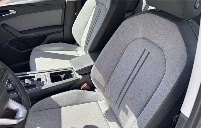 SEAT LEON 1.5 eTSI Hybrid 115 DSG7 Business extérieur trois quart arrière droit 2128060