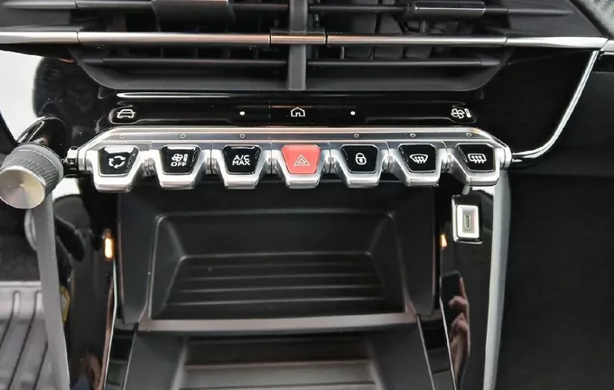 PEUGEOT 208 100 S&S BVM6 Style extérieur trois quart arrière gauche 944352
