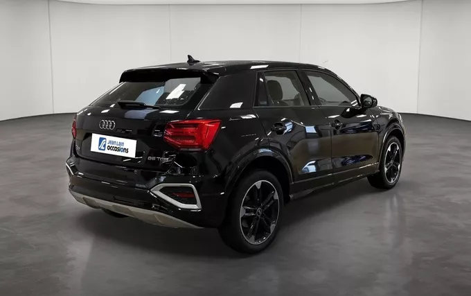 AUDI Q2 35 TFSI 150 S tronic 7 Design Luxe extérieur trois quart arrière droit 213655
