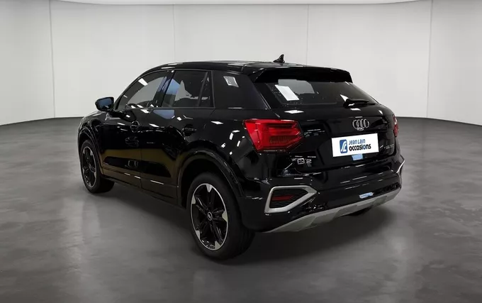 AUDI Q2 35 TFSI 150 S tronic 7 Design Luxe extérieur trois quart arrière gauche 213655