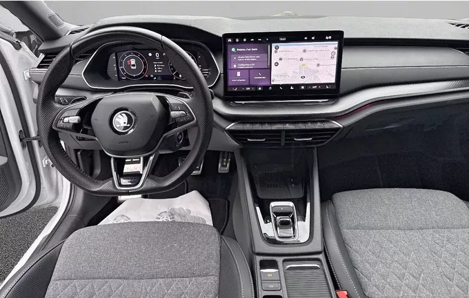 SKODA OCTAVIA 2.0 TDI 150 ch SCR DSG7 Sportline extérieur trois quart avant droit 2125003