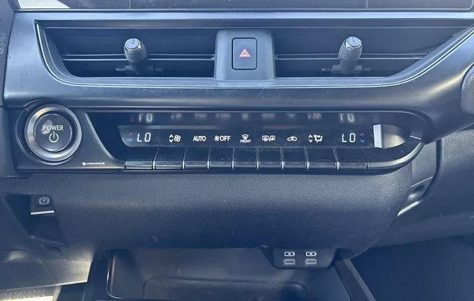 LEXUS UX 250h 2WD F SPORT Design photo 14 1103835
