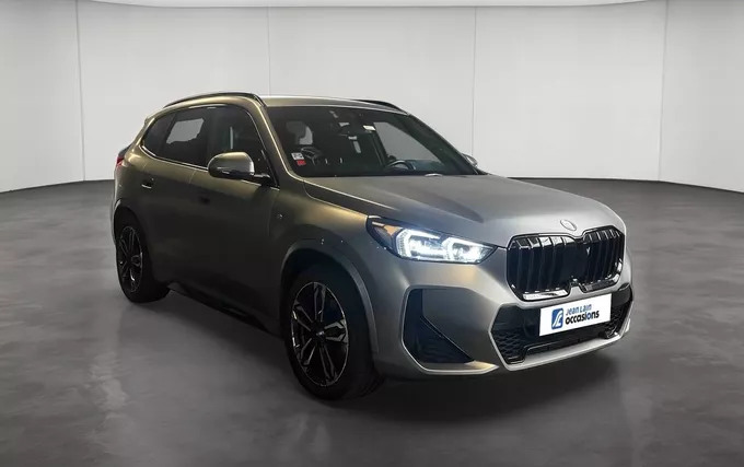 BMW X1 xDrive 30e 326ch DKG7 M Sport extérieur trois quart avant droit 2132293
