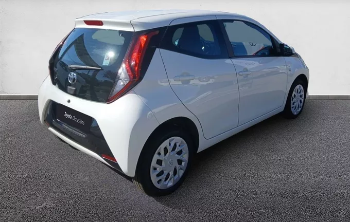 TOYOTA AYGO 1.0 VVT-i x-play extérieur trois quart arrière droit 1103371