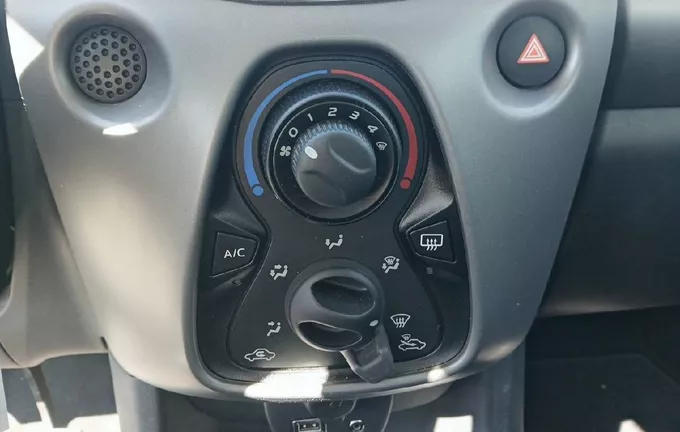 TOYOTA AYGO 1.0 VVT-i x-play photo 15 1103371
