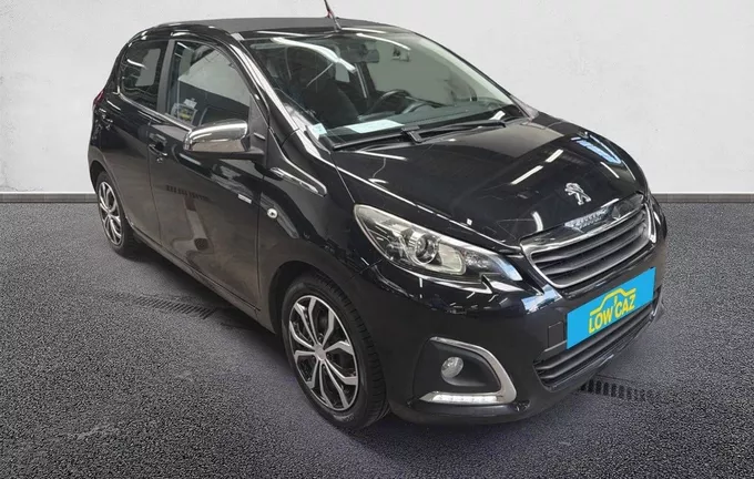 PEUGEOT 108 1.2 PureTech 82ch BVM5 Style TOP! extérieur trois quart avant droit 213211