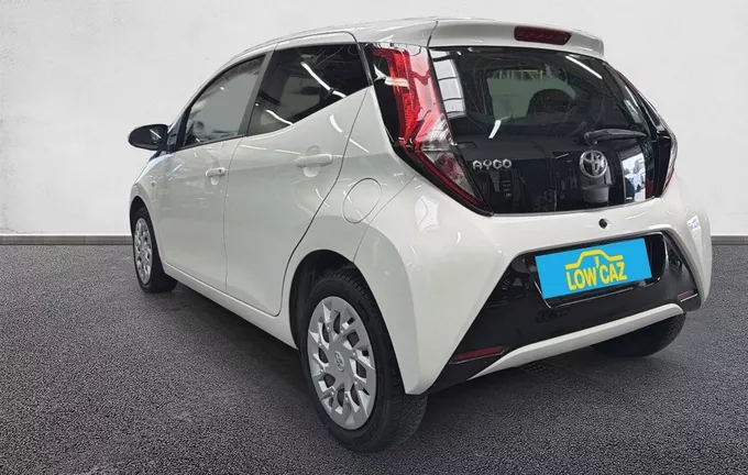 TOYOTA AYGO 1.0 VVT-i x-shift x-play extérieur trois quart arrière gauche 213281