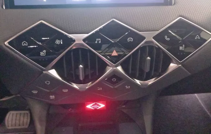 DS DS3 DS 3 Hybride 145 e-DCT6 Pallas Cristal photo 18 058420