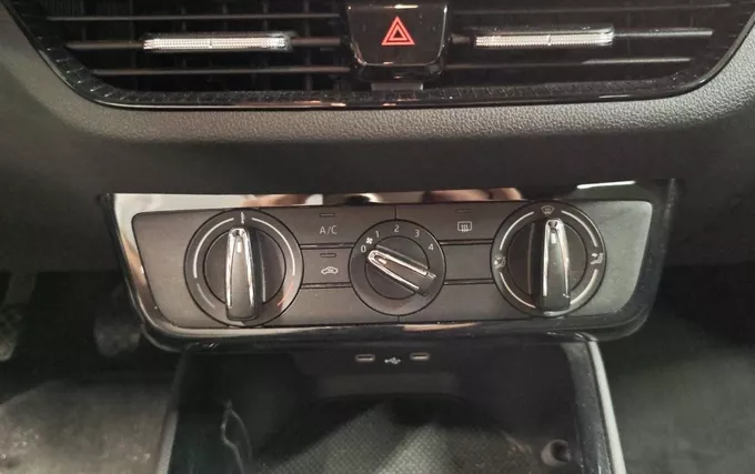 SKODA FABIA 1.0 MPI 80 ch BVM5 Ambition photo 16 2129767