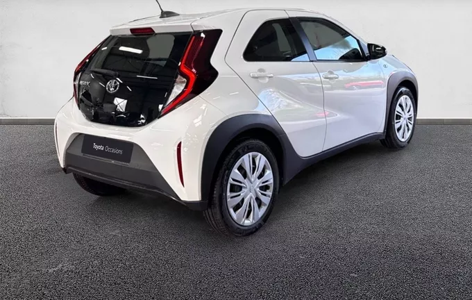 TOYOTA AYGO X 1.0 VVT-i 72 Dynamic extérieur trois quart arrière droit 1103160