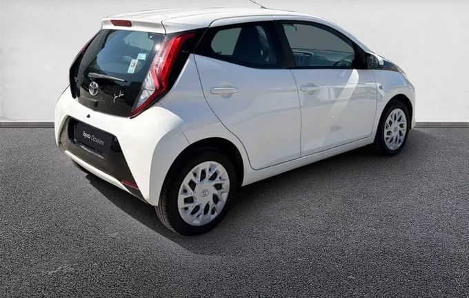 TOYOTA AYGO 1.0 VVT-i x-play extérieur trois quart arrière droit 1103701