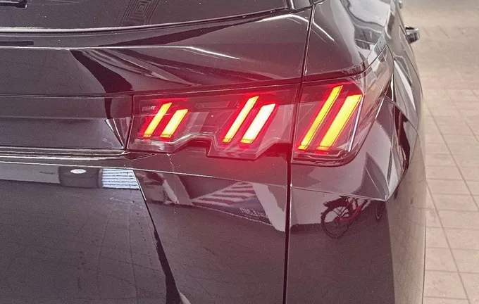 PEUGEOT 5008 Hybrid 145 ch e-DCS6 Allure photo 17 945811