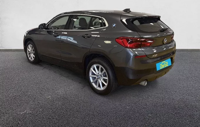 BMW X2 sDrive 18i 140 ch DKG7 Business Design extérieur trois quart arrière gauche 213014