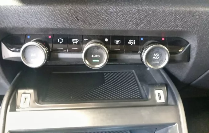 CITROEN C4 e-C4 136 ch Automatique Shine photo 19 946006