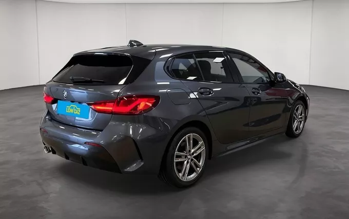 BMW SERIE 1 118i 136 ch DKG7 M Sport extérieur trois quart arrière droit 213658