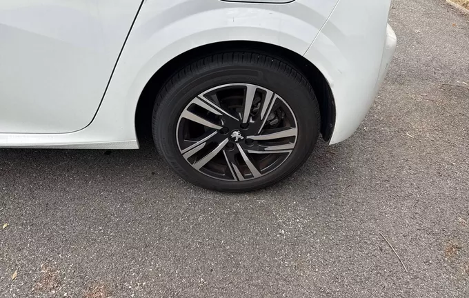 PEUGEOT 208 BlueHDi 100 S&S BVM6 Allure photo 9 2130648