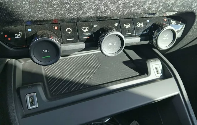 CITROEN C4 Hybride 136 e-DCS6 Plus photo 18 944093