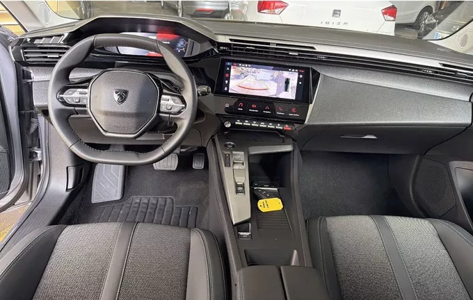 PEUGEOT 308 Hybrid 136 e-DCS6 Allure extérieur trois quart avant droit 213485