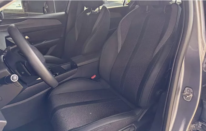 PEUGEOT 308 Hybrid 136 e-DCS6 Allure extérieur trois quart arrière droit 213485