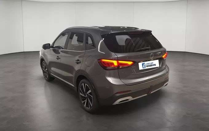 MG ZS 1.5 L Hybrid+ 197 ch Luxury extérieur trois quart arrière gauche 601279