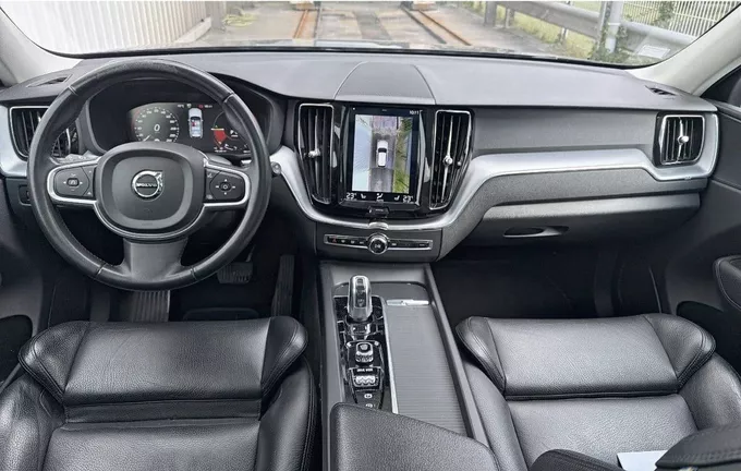 VOLVO XC60 T8 Twin Engine 303 ch + 87 ch Geartronic 8 Momentum extérieur trois quart avant droit 213044