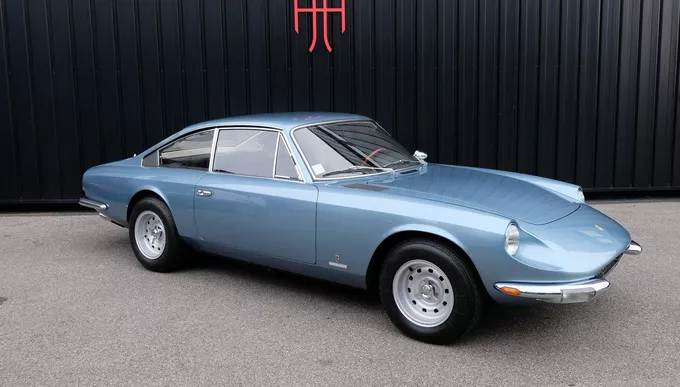 FERRARI 365 GT 2+2 extérieur côté gauche 2044275