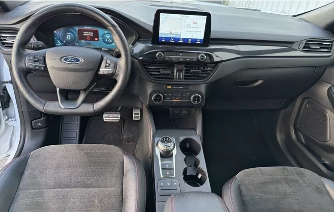 FORD KUGA 2.5 Duratec 190 ch FHEV e-CVT ST-Line extérieur trois quart avant droit 213192