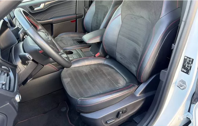 FORD KUGA 2.5 Duratec 190 ch FHEV e-CVT ST-Line extérieur trois quart arrière droit 213192