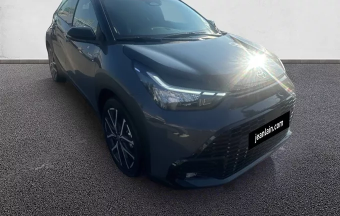 TOYOTA AYGO X Hybride 116h GR Sport extérieur trois quart avant droit 201727