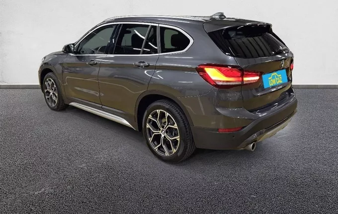 BMW X1 sDrive 18i 136 ch DKG7 xLine extérieur trois quart arrière gauche 212613
