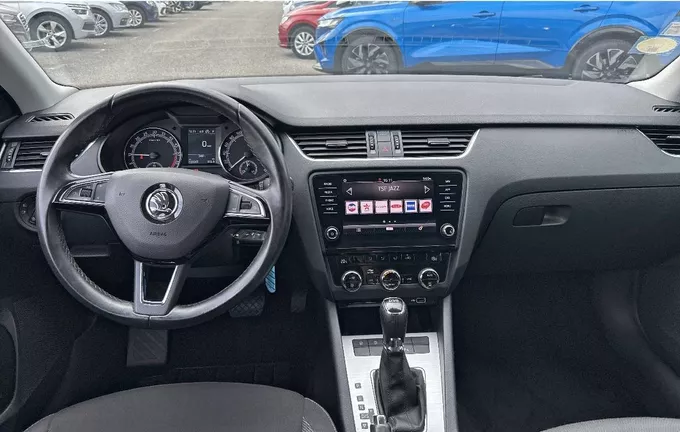 SKODA OCTAVIA Combi 1.6 TDI 116 ch SCR FAP DSG7 Business extérieur trois quart avant droit 213434