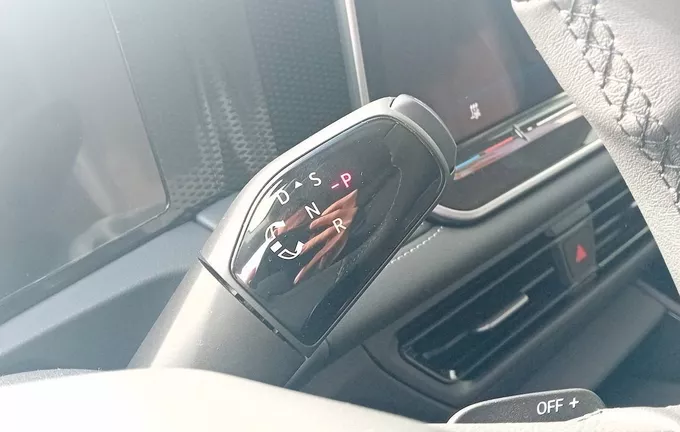 VOLKSWAGEN TIGUAN 1.5 eHybrid 204ch DSG6 Life Plus photo 13 0136