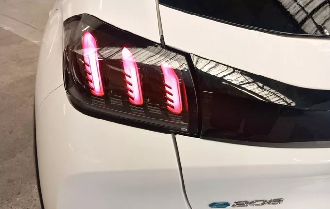 PEUGEOT 208 Electrique 50 kWh 136ch GT photo 17 945834