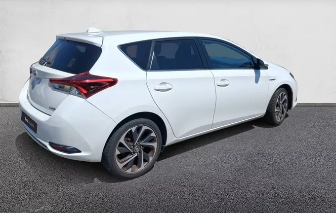 TOYOTA AURIS Hybride 136h Design extérieur trois quart arrière droit 1103704