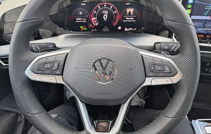 VOLKSWAGEN GOLF 1.5 eTSI EVO2 150 DSG7 R-Line Edition photo 12 9710