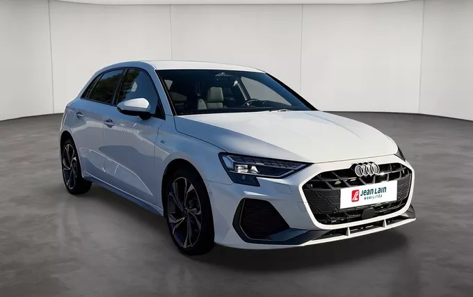 AUDI A3 Sportback TFSI e Hybride rechargeable 204 S tronic 6 S line extérieur trois quart avant droit 5888