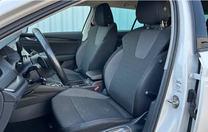 SKODA OCTAVIA Combi 2.0 TDI 150 ch DSG7 Ambition extérieur trois quart arrière droit 213443