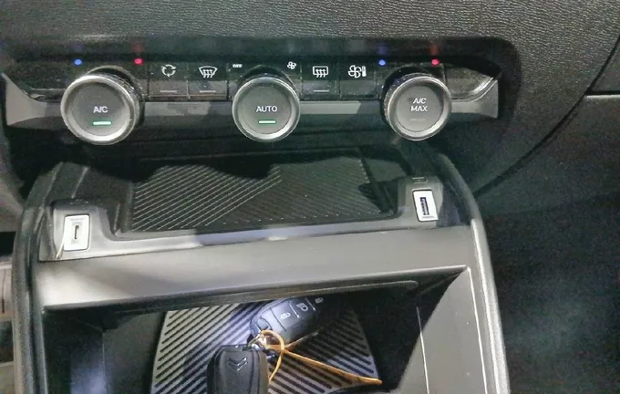 CITROEN C4 e-C4 136 ch Automatique Shine photo 15 946174