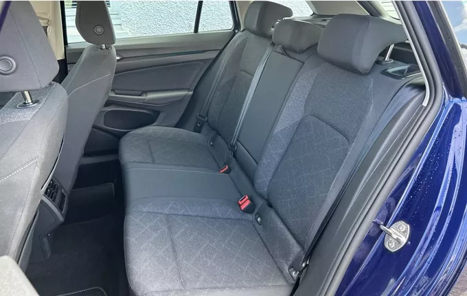 VOLKSWAGEN GOLF SW 1.0 eTSI OPF 110 DSG7 Life Plus extérieur arrière 212951