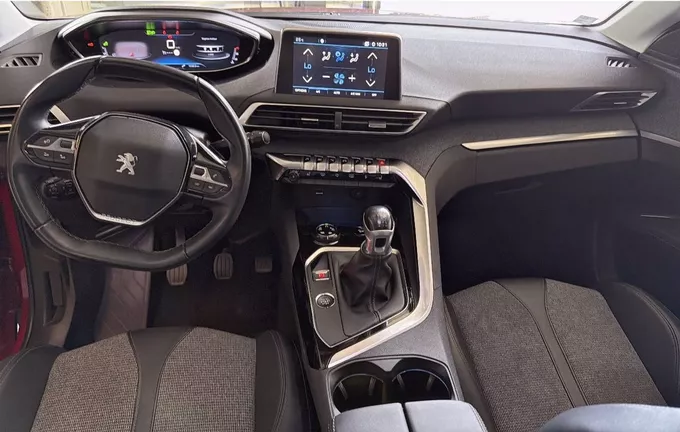 PEUGEOT 3008 Puretech 130ch S&S BVM6 Allure extérieur trois quart avant droit 2118421