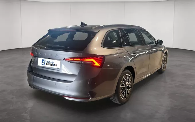 SKODA OCTAVIA Combi 1.5 TSI Hybrid 150 ch ACT DSG7 Selection extérieur trois quart arrière droit 2132520