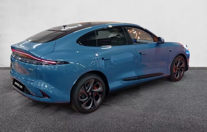 MG IM6 4WD extérieur trois quart arrière droit 9555