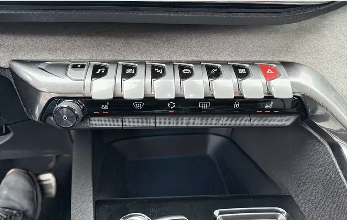 PEUGEOT 3008 Hybrid4 300 e-EAT8 GT Pack photo 18 212832