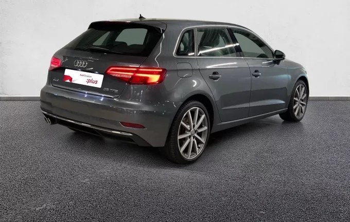 AUDI A3 Sportback 30 TFSI 116 Design Luxe extérieur trois quart arrière droit 2128295